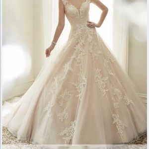 Sophia Tolli wedding dress size 22, Ivory, no stains or tears never been altered